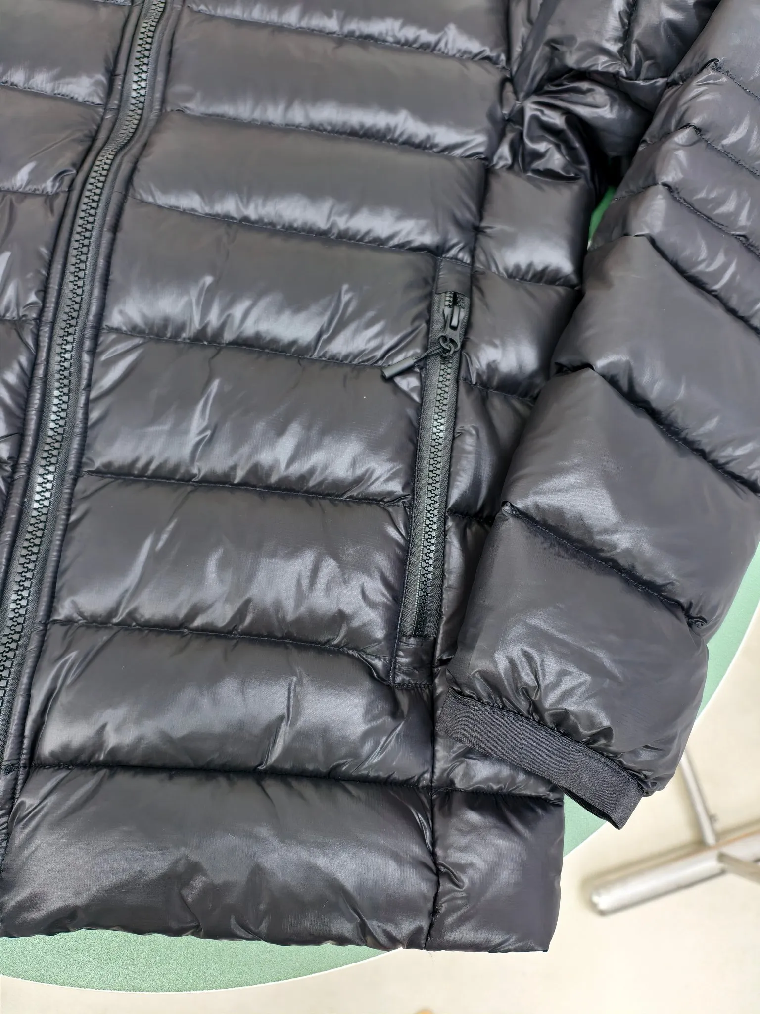 P880 2228M model (high version) Canada goose Crofton down jacket, this is a down jacket suitable for late autumn and early winter: on cold and rainy mornings, it can be used as a layer of warmth inside the rainproof jacket, and can be worn alone in the late autumn and early winter with a little bit of coolness. Filled with white duck down. The Crofton Jacket is a versatile, lightweight and versatile piece that even packs itself in for easy transport. The inner layer has removable elastic straps, making the jacket easy to carry on the shoulder and hands-free. 2 zippered hand pockets with fleece fabric on the knuckle side for softness and warmth. Color: black with black label, black with red label, ocean blue, superoxide blue, silver birch red label, silver birch black label Size: XS-2XL